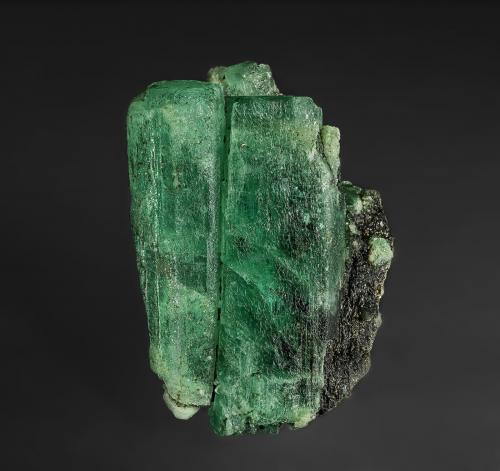 Beryl (variety emerald)<br />Malyshevo, Sverdlovsk Oblast, Ural, Rusia<br />5.8 x 4.6 cm<br /> (Author: am mizunaka)