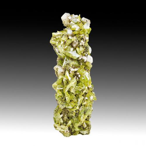 Titanita, Albita<br />Ankarafa, Vohémar District, Sava Region (Northeastern Region), Antsiranana Province, Madagascar<br />85 mm x 30 mm x 30 mm. Cristal mayor: 15 mm<br /> (Autor: Carles Millan)