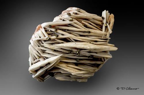 Barita + Calcopirita<br />Mina Dreislar, Dreislar, Winterberg, Sauerland, Renania del Norte-Westfalia/Nordrhein-Westfalen, Alemania<br />8cm x 7cm x 3cm<br /> (Autor: Pere Alonso)