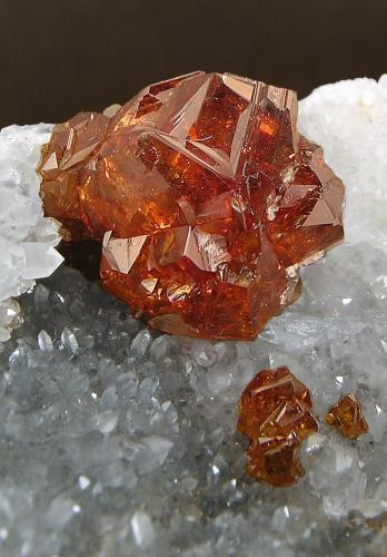 Esfalerita con Cuarzo<br />Mina Taolin, Linxiang, Prefectura Yueyang, Provincia Hunan, China<br />el cristal mayor mide: 1 × 1 cm<br /> (Autor: Jordi Fabre)