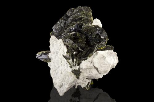 Vésigniéita<br />Mina Milpillas, Cuitaca, Municipio Santa Cruz, Sonora, México<br />3 x 2 x 3 cm / Cristal principal: 1.6 cm<br /> (Autor: Museo MIM)