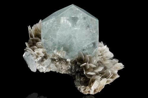 Berilo (variedad aguamarina), Cassiterita, Moscovita<br />Monte Xuebaoding, Pingwu, Prefectura Mianyang, Provincia Sichuan, China<br />15 x 12 x 9 cm / Cristal principal: 9.1 cm<br /> (Autor: Museo MIM)