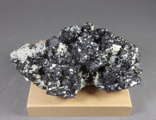 Magnetita<br />Mina Brosso, Cálea, Léssolo, Distrito Canavese, Provincia Ciudad metropolitana de Turín, Piamonte (Piemonte), Italia<br />10,5 x 4,7 x 4,5 cm.<br /> (Autor: J. G. Alcolea)