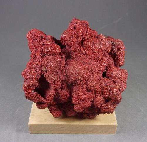Cinabrio<br />Cerreto Piano, Scansano, Provincia Grosseto, Toscana, Italia<br />9,6 x 9 x 4,7 cm. 689 g.<br /> (Autor: J. G. Alcolea)