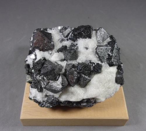 Magnetita<br />Mina Kovdor Zheleznyi, Macizo Kovdor, Península Kola, Murmanskaja Oblast, Región del Norte, Rusia<br />7,3 x 6 x 3,3 cm.<br /> (Autor: J. G. Alcolea)