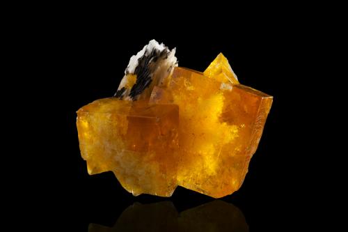 Fluorite, Baryte<br />Les Farges Mine (Des Farges Mine), Ussel, Corrèze, Nouvelle-Aquitaine, France<br />6 x 7 x 4 cm / main crystal: 5 cm<br /> (Author: MIM Museum)