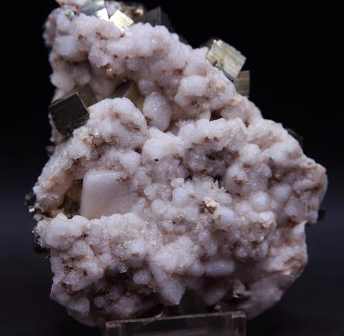 Calcita (variedad manganocalcita) y pirita<br />Cantera Paracas, Huaytará, Provincia Huaytará, Departamento Huancavelica, Perú<br />11 x 8 cm<br /> (Autor: Pedro Antonio)