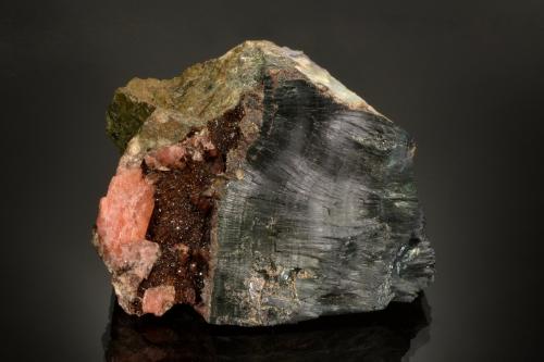 Rockbridgeite with Hurealite, Jahnsite and Leucophosphite on Triphylite<br />Mina Tip Top, Fourmile, Condado Custer, South Dakota, USA<br />9.0 x 8.5 x 5.7 cm<br /> (Author: Michael Shaw)