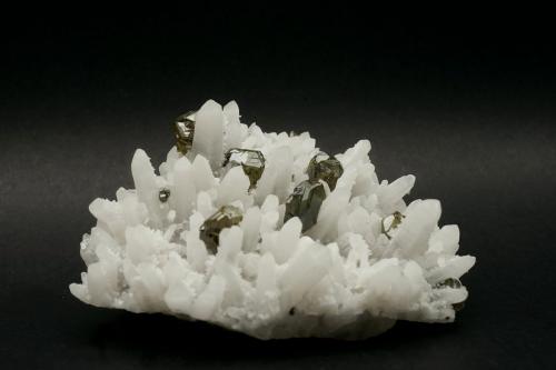 Sphalerite (variety cleiophane) Quartz<br />Mina Krushev dol, Zona minera Madan, Montes Rhodope, Smolyan Oblast, Bulgaria<br />6 x 5 x 3,5 cm.<br /> (Author: DanovskiM)