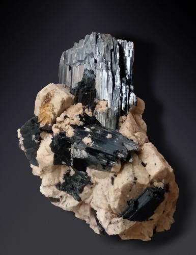Arfvedsonite and Orthoclase<br />Monte Malosa, Distrito Zomba, Malawi<br />34 mm x 52 mm x 28 mm<br /> (Author: Firmo Espinar)