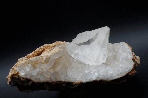 Calcite<br />Pau, Pyrénées-Atlantiques, Nouvelle-Aquitaine, France<br />7,5 x 4,5 x 3 cm. / 86 g<br /> (Author: DanovskiM)