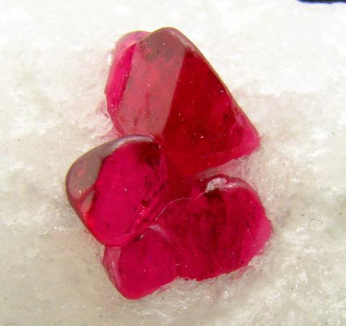 Espinela en Calcita<br />Pein-Pyit, Mogok Township, Pyin-Oo-Lwin District, Mandalay Region (Mandalay Division), Myanmar (Burma)<br />cristal mayor: 0.6 × 0.4 cm<br /> (Autor: Jordi Fabre)