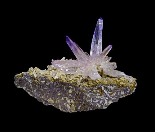Quartz (variety amethyst)<br />Piedra Parada (Las Vigas), Municipio Tatatila, Veracruz (Veracruz de Ignacio de la Llave), Mexico<br />79x58x23mm<br /> (Author: Carlos Pareja)