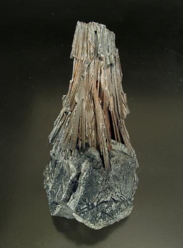 Stannita (maclada) con Zinkenita<br />Mina San José, Ciudad de Oruro, Provincia Cercado, Departamento Oruro, Bolivia<br />4 × 2.3 × 1.7 cm<br /> (Autor: Jordi Fabre)