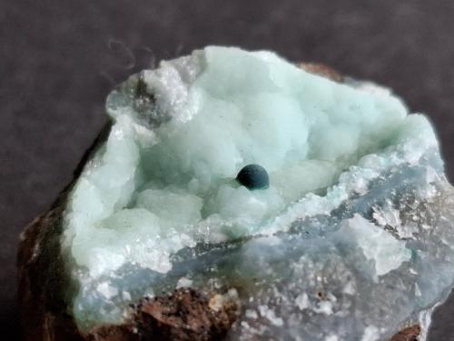 Smithsonite, Malachite<br />Minas Lavrion, Distrito minero Lavrion, Prefectura Attikí (Attica), Grecia<br />2,5 x 2 cm<br /> (Author: Volkmar Stingl)