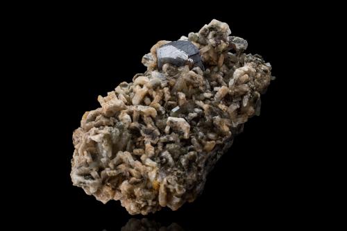 Crichtonita con Feldespato (Grupo)<br />Macizo Grand Châtelard, Sainte-Marie-de-Cuines, Saint-Jean-de-Maurienne, Saboya, Auvergne-Rhône-Alpes, Francia<br />6 x 2 x 4 cm / Cristal principal: 1.4 cm.<br /> (Autor: Museo MIM)