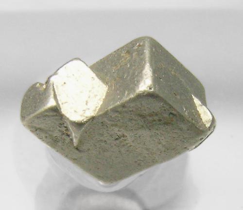 Isoferroplatinum<br />Macizo Konder, Aldan shield, Distrito Ayan-Maya, Khabarovsk Krai, Rusia<br />0.6 × 0.6 × 0.4 cm<br /> (Author: Jordi Fabre)