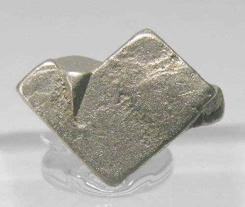 Isoferroplatino<br />Macizo Konder, Aldan shield, Distrito Ayan-Maya, Khabarovsk Krai, Rusia<br />0.6 × 0.6 × 0.4 cm<br /> (Autor: Jordi Fabre)