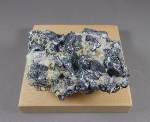 Molibdenita<br />Chile<br />7,5 x 5,7 x 4,2 cm.<br /> (Autor: J. G. Alcolea)