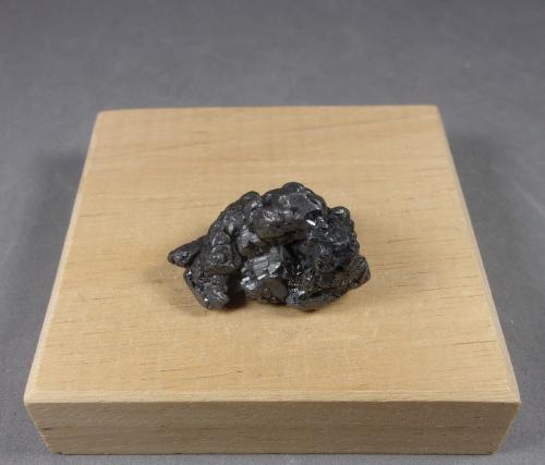Argirodita<br />Colquechaca (Aullagas), Provincia Chayanta, Departamento Potosí, Bolivia<br />2,7 x 1,8 x 1,7 cm.  16,82 g.<br /> (Autor: J. G. Alcolea)
