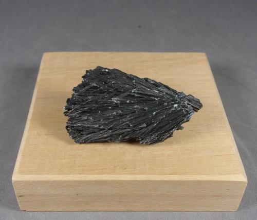 Zinkenita<br />Itos Mine, Oruro City, Cercado Province, Oruro Department, Bolivia<br />3,9 x 2,2 x 1,3 cm.  14,07 g.<br /> (Autor: J. G. Alcolea)