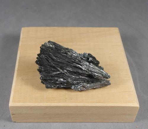 Zinkenita<br />Itos Mine, Oruro City, Cercado Province, Oruro Department, Bolivia<br />3,9 x 2,2 x 1,3 cm.  14,07 g.<br /> (Autor: J. G. Alcolea)