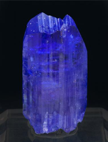 Zoisite (variety tanzanite)<br />Mina D-Block, Merelani, Montes Lelatema, Distrito Simanjiro, Región Manyara, Tanzania<br />3.4 × 1.9 × 0.9 cm<br /> (Author: Jordi Fabre)