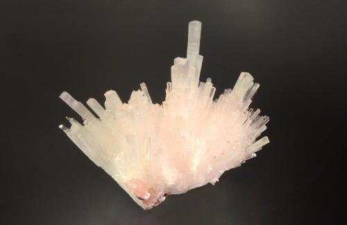 Natrolite<br />Mina Wessels, Hotazel, Kalahari manganese field (KMF), Provincia Septentrional del Cabo, Sudáfrica<br />7.1 x 6.5 x 4.5 cm<br /> (Author: Michael Shaw)
