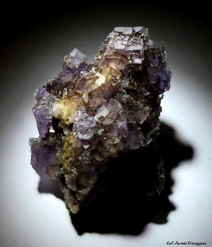 Fluorita.<br />Zona minera de Berbes, Berbes, Ribadesella, Comarca Oriente, Principado de Asturias (Asturias), España<br />74x67 mm.<br /> (Autor: Jesus Franquesa Baucells)