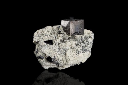 Magnetite on Halite<br />Balmat, Balmat-Edwards Zinc District, St. Lawrence County, New York, USA<br />7 x 5 x 5.5 cm / main crystal: 2.8 cm.<br /> (Author: MIM Museum)