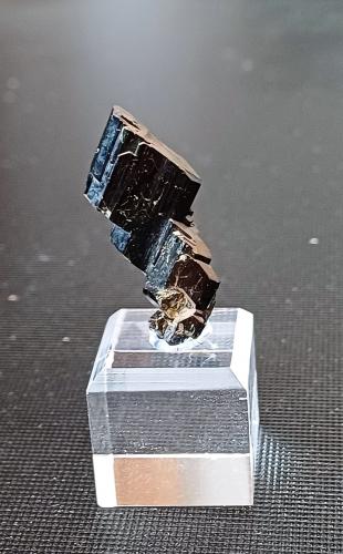 Augite<br />Seebachkar, Obersulzbach Valley, Bramberg am Wildkogel, Zell am See District, Hohe Tauern, Salzburg, Austria<br />30mm x 10mm x 6mm<br /> (Author: Philippe Durand)