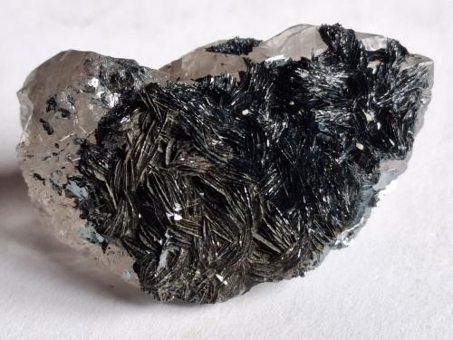 Quartz (variety smoky quartz), Hematite<br />Kleines Furkahorn, zona del paso Furka, Oberwald, Obergoms, Goms, Wallis (Valais), Suiza<br />4 x 3 cm<br /> (Author: Volkmar Stingl)