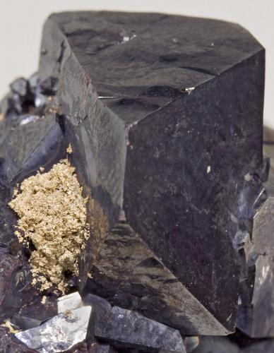 Cuprita con Plata<br />Mina Poteryaevskoe, Distrito Rubtsovsky, Altai Krai, Rusia<br />cristal más grande: 1.6 × 1.3 cm<br /> (Autor: Jordi Fabre)