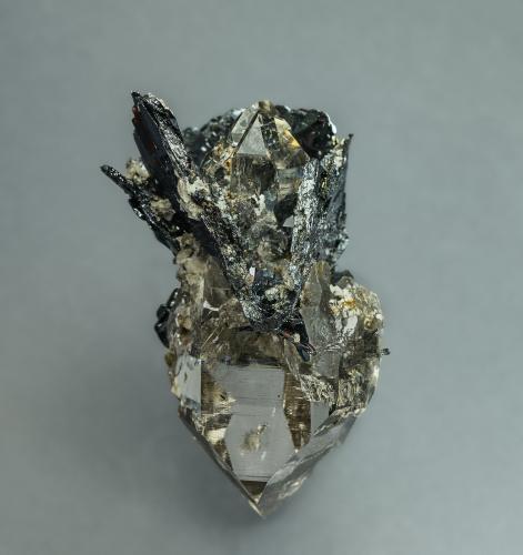Quartz, Hematite, Rutile<br /><br />5.4 x 3.4 cm<br /> (Author: am mizunaka)