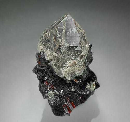 Quartz, Hematite, Rutile<br />Cavradi, Curnera Valley, Tujetsch (Tavetsch), Vorderrhein Valley, Grischun (Grisons; Graubünden), Switzerland<br />5.4 x 3.4 cm<br /> (Author: am mizunaka)