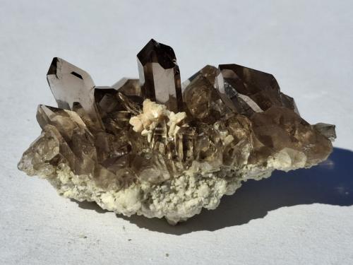 Quartz (variety smoky quartz), Stilbite<br />Sedrun, Tujetsch (Tavetsch), Valle Vorderrhein, Grisones (Grischun; Graubünden), Suiza<br />4,5 x 4 cm<br /> (Author: Volkmar Stingl)