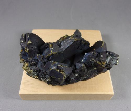 Calcopirita<br />Mina de La Gardette, zona minera La Gardette, Villard-Notre-Dame, Le Bourg d'Oisans, Grenoble, Isère, Auvergne-Rhône-Alpes, Francia<br />8,6 x 4,5 x 4,3 cm.  238,5 g.<br /> (Autor: J. G. Alcolea)
