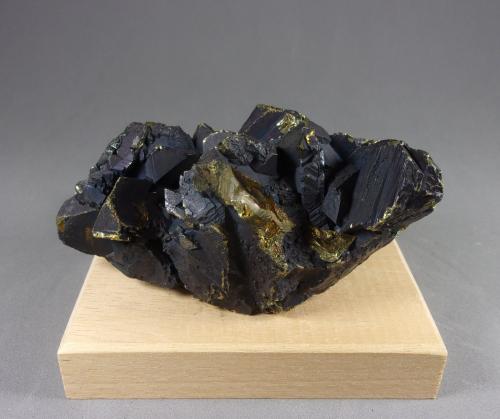 Calcopirita<br />Mina de La Gardette, zona minera La Gardette, Villard-Notre-Dame, Le Bourg d'Oisans, Grenoble, Isère, Auvergne-Rhône-Alpes, Francia<br />8,6 x 4,5 x 4,3 cm.  238,5 g.<br /> (Autor: J. G. Alcolea)