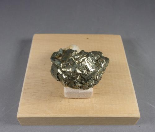 Pirita<br />Mina de Reocín, Reocín, Comarca Saja-Nansa, Cantabria, España<br />5,6 x 3,6 x 2,3 cm.<br /> (Autor: J. G. Alcolea)