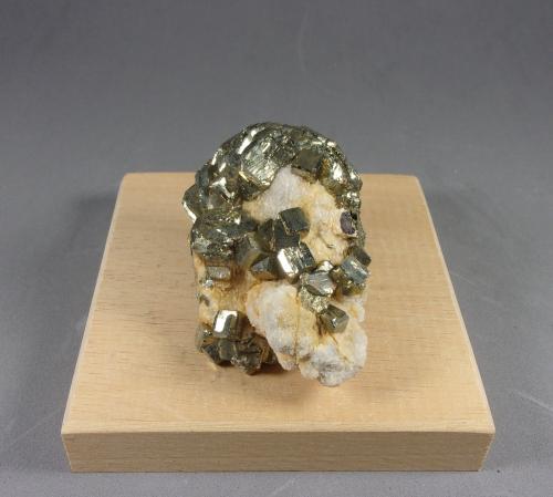 Pirita<br />Mina de Reocín, Reocín, Comarca Saja-Nansa, Cantabria, España<br />5,6 x 3,6 x 2,3 cm.<br /> (Autor: J. G. Alcolea)