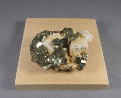 Pirita<br />Mina de Reocín, Reocín, Comarca Saja-Nansa, Cantabria, España<br />5,6 x 3,6 x 2,3 cm.<br /> (Autor: J. G. Alcolea)
