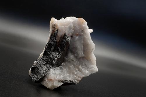 Ferberite<br />Montredon Mine, Montredon-Labessonnié, Le Haut Dadou, Castres, Tarn, Occitanie, France<br />4,2 x 3,7 x 2 cm. / 39 g<br /> (Author: DanovskiM)
