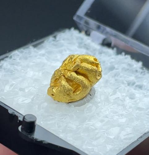 Oro<br />Serra Dourada, Pontes e Lacerda, Distrito Alto Guaporé, Mato Grosso, Brasil<br />10,5 mm x 7,5 mm x 7,0 mm. Masa: 4,00.<br /> (Autor: Carles Millan)