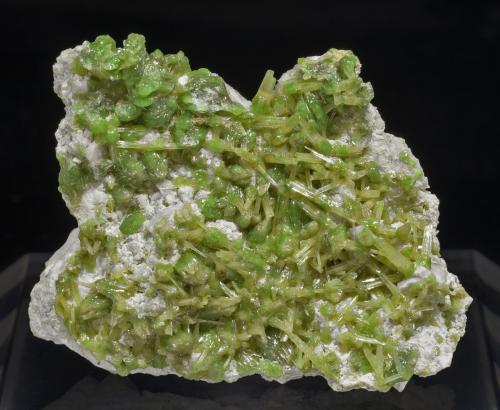 Pyromorphite<br />El Horcajo Mines, El Horcajo, Almodóvar del Campo, Comarca Campo de Calatrava, Ciudad Real, Castilla-La Mancha, Spain<br />4.4 × 3.5 × 1.4 cm<br /> (Author: Jordi Fabre)