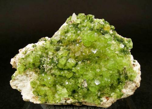 Smithsonita (variedad cuprífera)<br />Tsumeb Mine, Tsumeb, Otjikoto Region, Namibia<br />4 × 2.9 × 1.4 cm<br /> (Autor: Jordi Fabre)