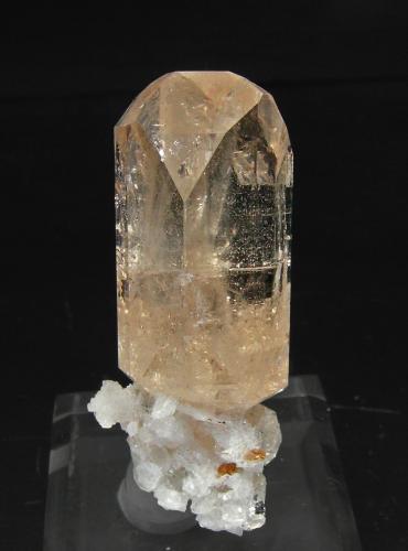 Topacio con Albita<br />Yuno, Shigar Valley, Shigar District, Gilgit-Baltistan (Northern Areas), Pakistan<br />4.6 × 2.2 × 2.7 cm<br /> (Autor: Jordi Fabre)