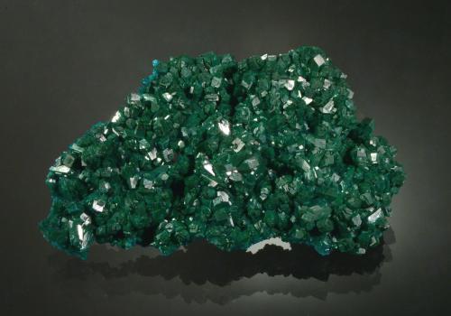 Dioptase<br />Gautala, Distrito Mindouli, Departamento Pool, República del Congo<br />7.5 x 4.5 x 1.4 cm<br /> (Author: Michael Shaw)