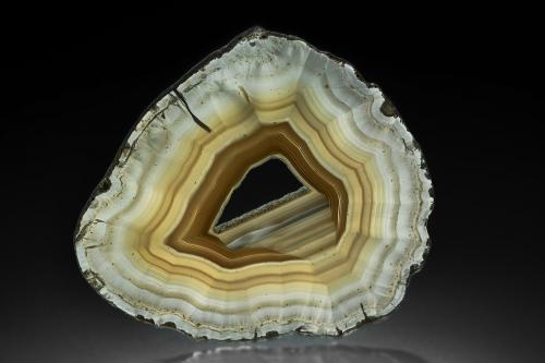 Quartz (variety iris agate)<br />Mount Warning, Rous County, New South Wales, Australia<br />7.8 x 7.3 x .25 cm<br /> (Author: am mizunaka)