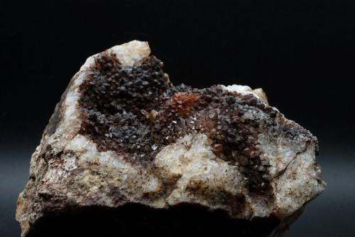 Quartz<br />L'Argentolle, Saint-Prix, Saint-Léger-sous-Beuvray, Distrito Autun, Saône-et-Loire, Bourgogne-Franche-Comté, Francia<br />7 x 6 x 5 cm / 301 g<br /> (Author: DanovskiM)