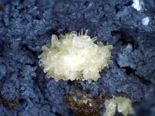 Cerusita<br />Corta San Valentín, Sancti Espíritu, Sierra Minera de Cartagena-La Unión, La Unión, Comarca Campo de Cartagena, Región de Murcia (Murcia), España<br />Grupo de cristales de 4 mm.<br /> (Autor: Antonio P. López)